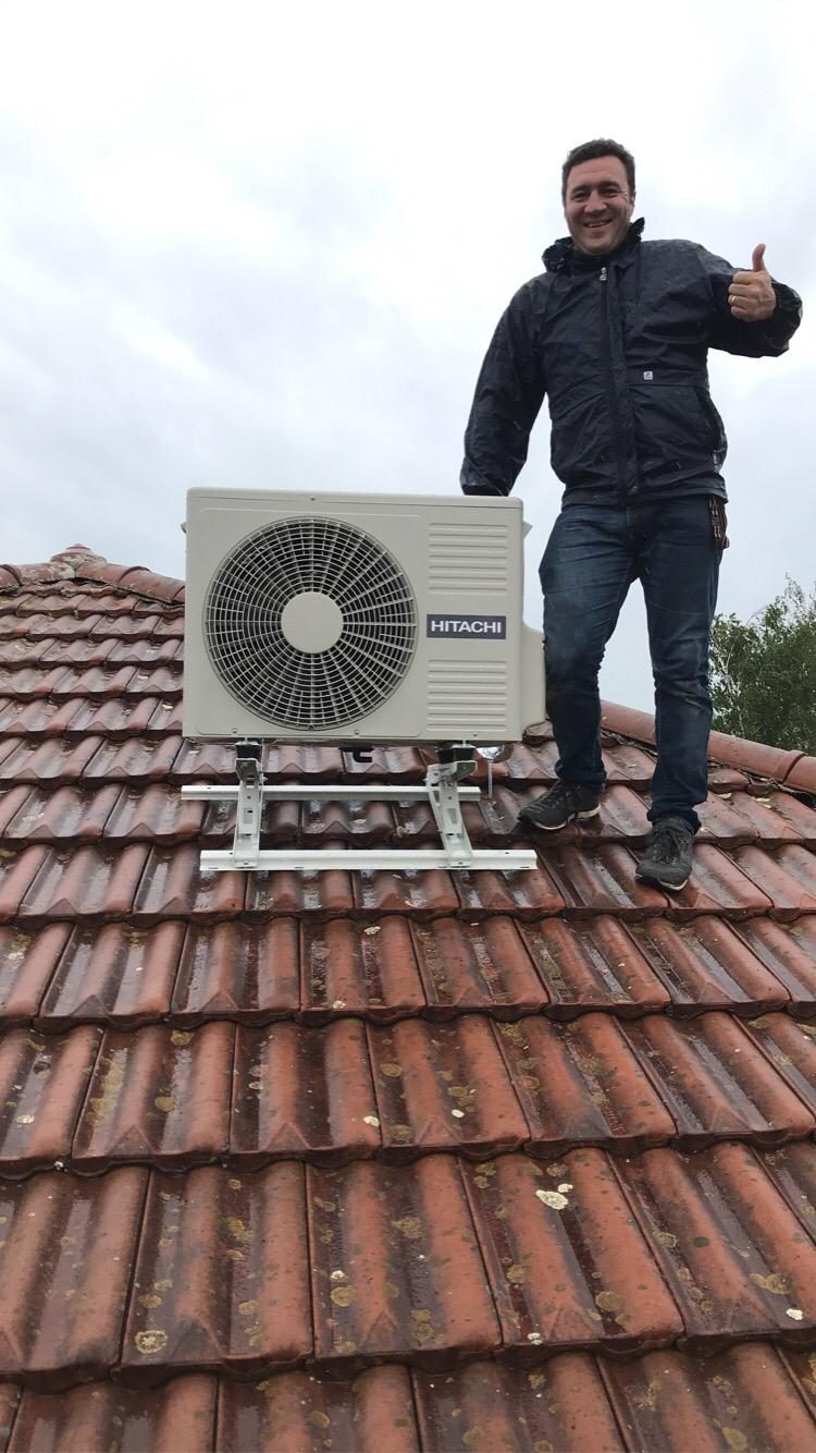 Mathieu Maurin, fondateur Easy Calo, sur un chantier d'installation de pompe à chaleur à Saint-Maurice-de-Gourdans